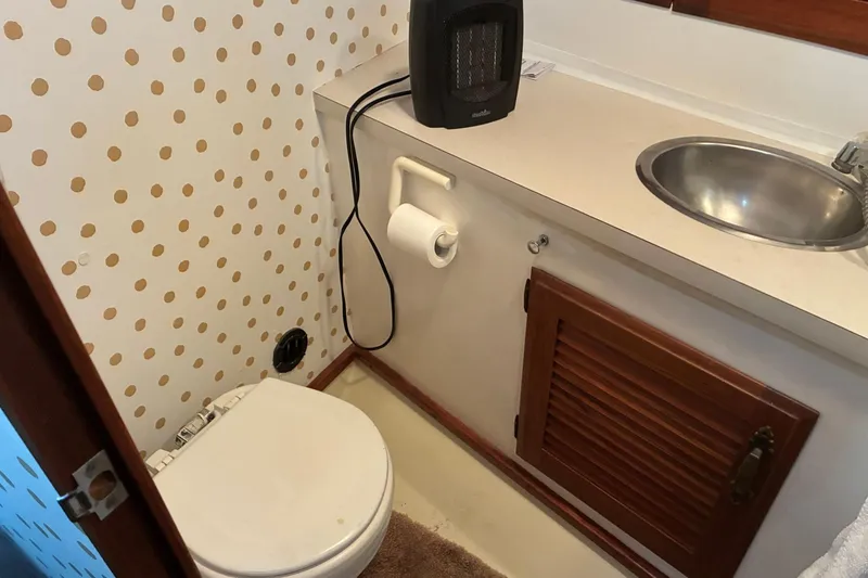 Slide: The Image of Tollycraft 30 Sedan - Head - 8