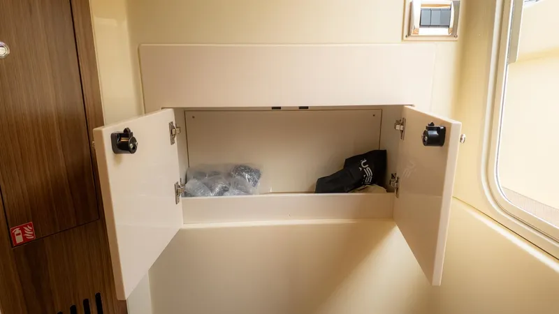 Slide: The Image of Chris-Craft Catalina 31 2026 - 41