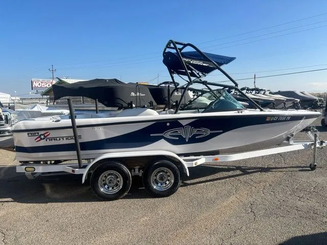 Slide: The Image of Correct Craft Ski Nautique 2000 - 3