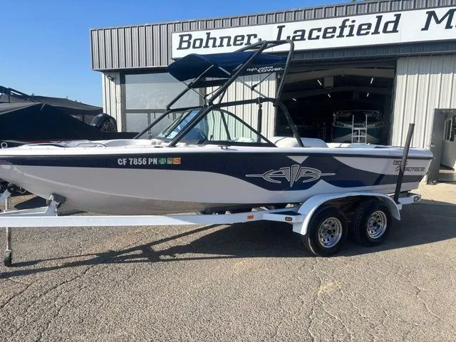 Slide: The Image of Correct Craft Ski Nautique 2000 - 5