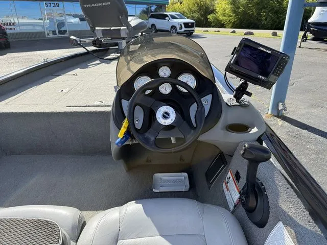 Slide: The Image of Tracker 190TX 2010 - 4