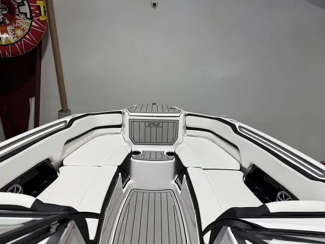 Slide: The Image of Yamaha 252SE 2026 - 32