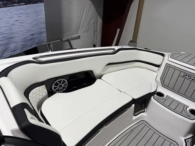 Slide: The Image of Yamaha 252SE 2026 - 33