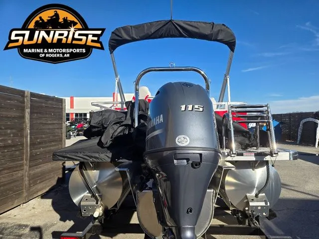 Slide: The Image of Avalon 21' VENTURE REAR FISH 2026 - 17