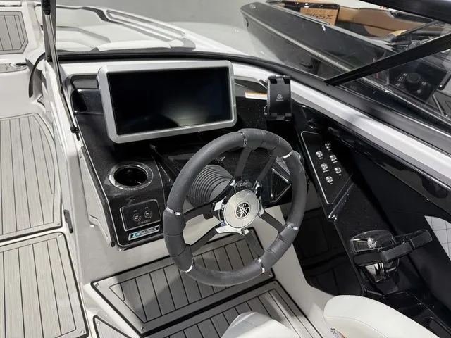 Slide: The Image of Yamaha 252SE 2026 - 26