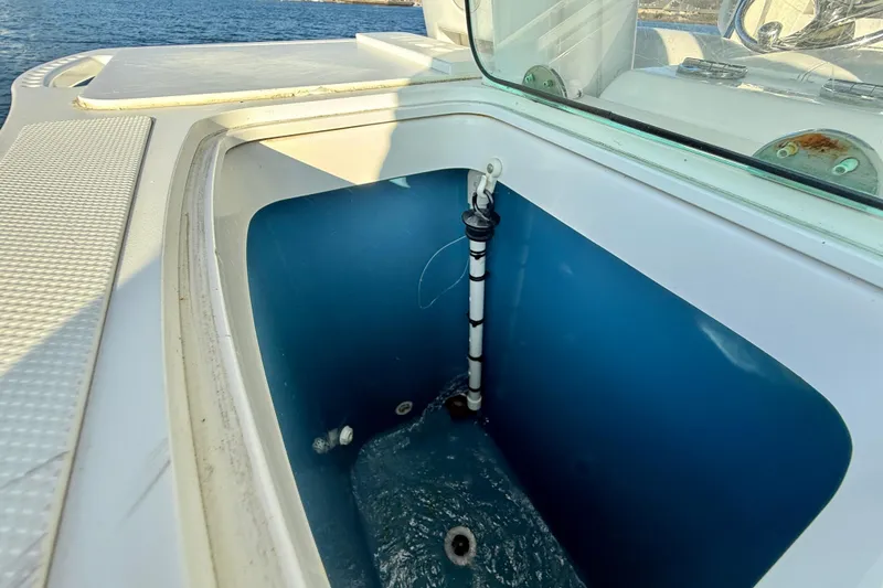 Slide: The Image of Livewell on 2008 Everglades 350 Center Console boat, filled with water, near ocean. - 41