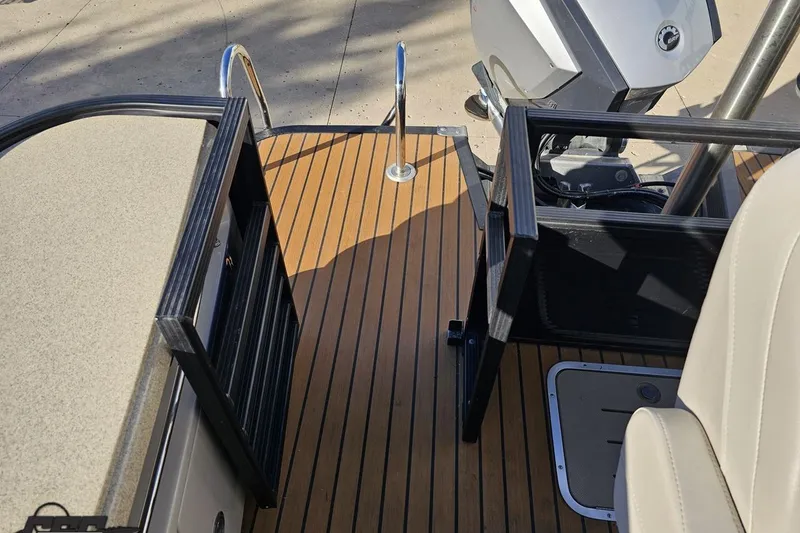 Slide: The Image of 2015 Bennington 2550 QBR boat deck with motor and seating area. - 100