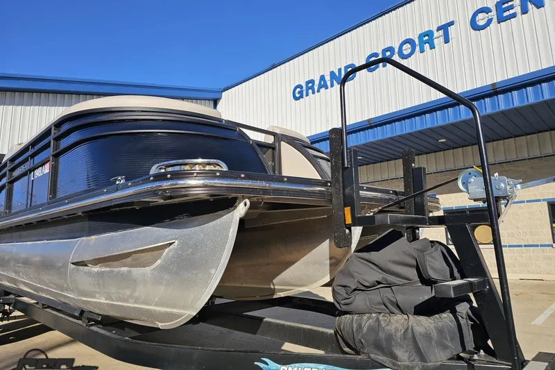 Slide: The Image of 2015 Bennington 2550 QBR pontoon boat on trailer at Grand Sport Center. - 16