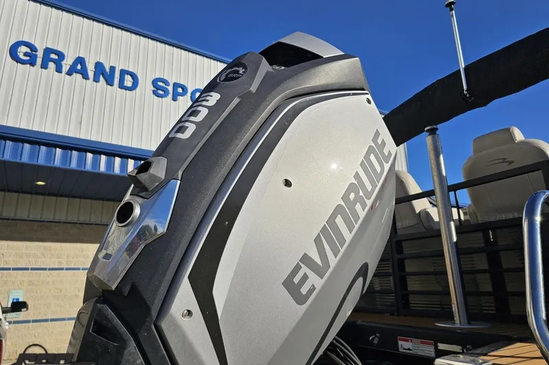 Slide: The Image of Evinrude 300 outboard motor on 2015 Bennington 2550 QBR boat at Grand Sport facility. - 34