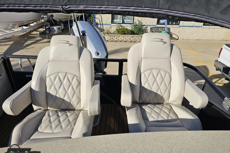 Slide: The Image of Luxury seating on a 2015 Bennington 2550 QBR boat, featuring diamond-stitched upholstery. - 95