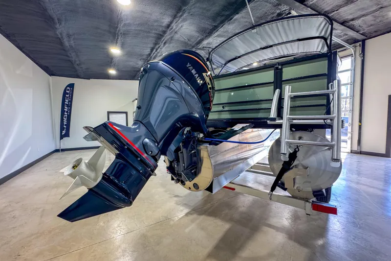 Slide: The Image of 2026 Veranda Vista 22F2/2/1 pontoon boat with Yamaha outboard motor in showroom. - 4