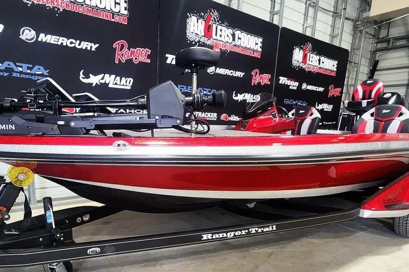 Slide: The Image of 2025 Ranger Z520R Cup-Equipped boat in showroom, featuring sleek red design and advanced equipment. - 5