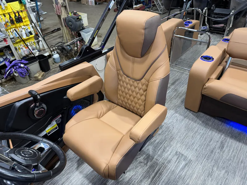 Slide: The Image of Tahoe Cascade 2385 Swingback (VRB) Tritoon & Honda 4-Stroke EFI 2026 - 10