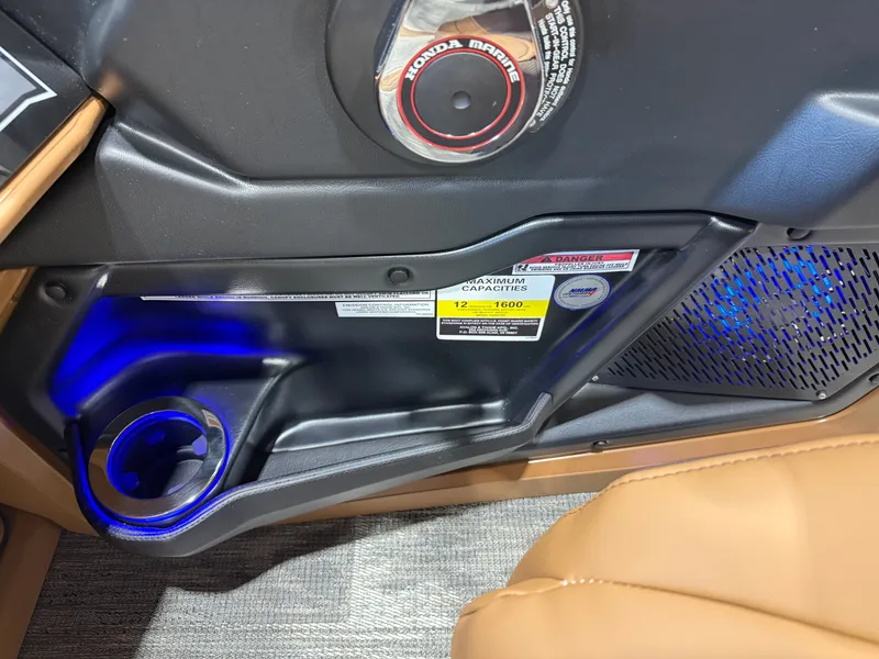 Slide: The Image of Tahoe Cascade 2385 Swingback (VRB) Tritoon & Honda 4-Stroke EFI 2026 - 16