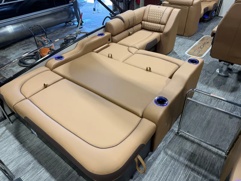 Slide: The Image of Tahoe Cascade 2385 Swingback (VRB) Tritoon & Honda 4-Stroke EFI 2026 - 20