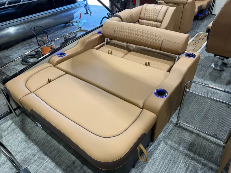 Slide: The Image of Tahoe Cascade 2385 Swingback (VRB) Tritoon & Honda 4-Stroke EFI 2026 - 21