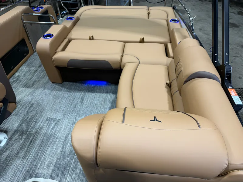 Slide: The Image of Tahoe Cascade 2385 Swingback (VRB) Tritoon & Honda 4-Stroke EFI 2026 - 19