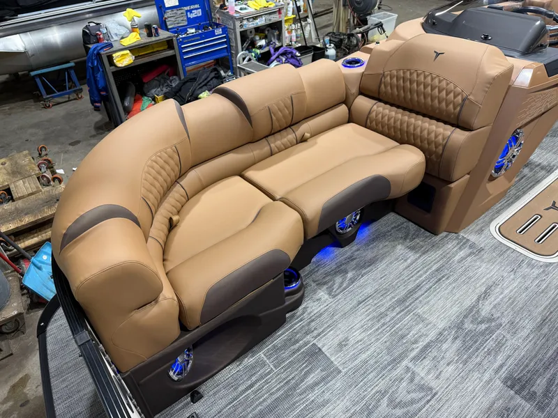 Slide: The Image of Tahoe Cascade 2385 Swingback (VRB) Tritoon & Honda 4-Stroke EFI 2026 - 7