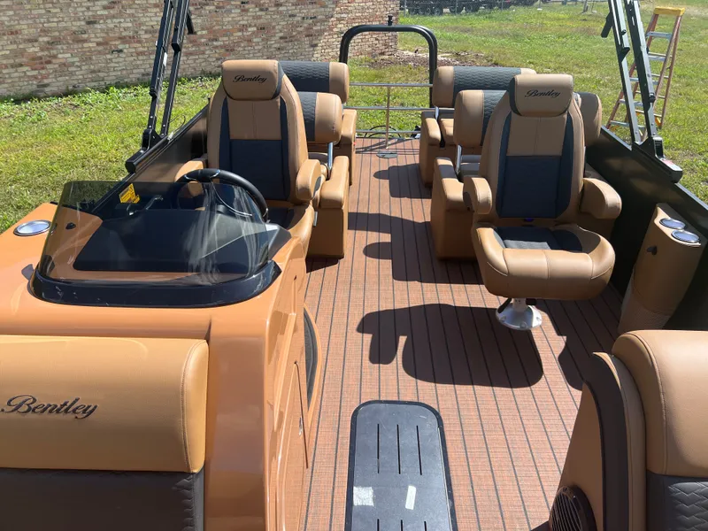 Slide: The Image of Bentley Pontoons Elite 200HP QSB 223 Quad Swingback Tritoon 2026 - 11