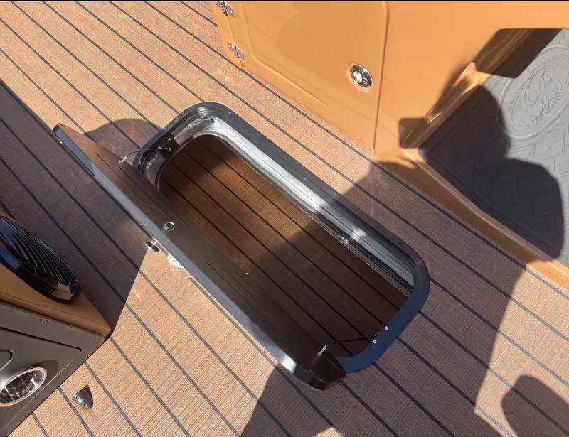 Slide: The Image of Bentley Pontoons Elite 200HP QSB 223 Quad Swingback Tritoon 2026 - 13