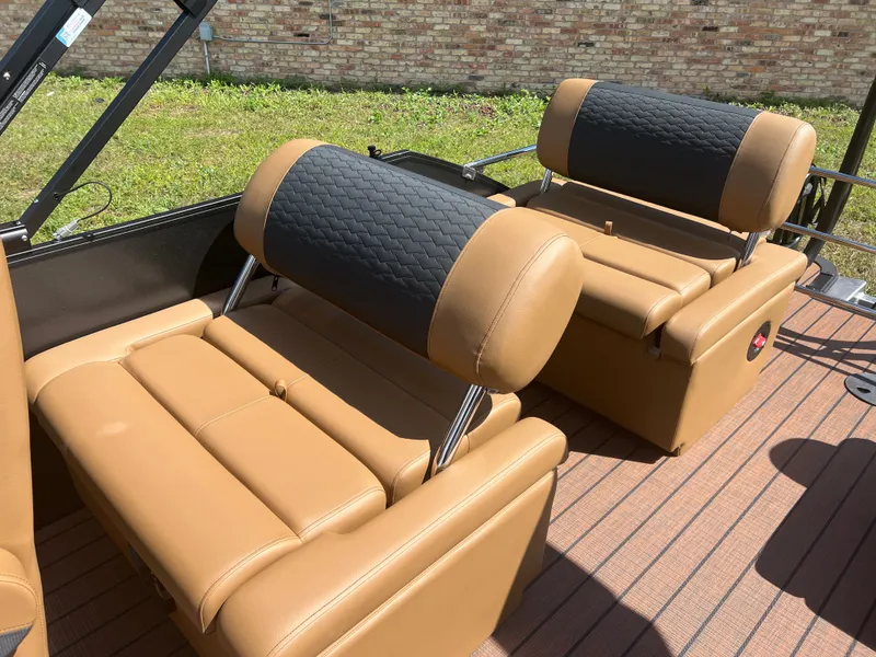 Slide: The Image of Bentley Pontoons Elite 200HP QSB 223 Quad Swingback Tritoon 2026 - 25
