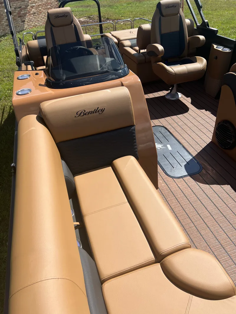 Slide: The Image of Bentley Pontoons Elite 200HP QSB 223 Quad Swingback Tritoon 2026 - 37