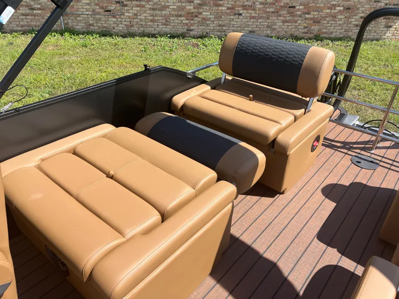 Slide: The Image of Bentley Pontoons Elite 223 Quad Swingback Tritoon 2026 - 28