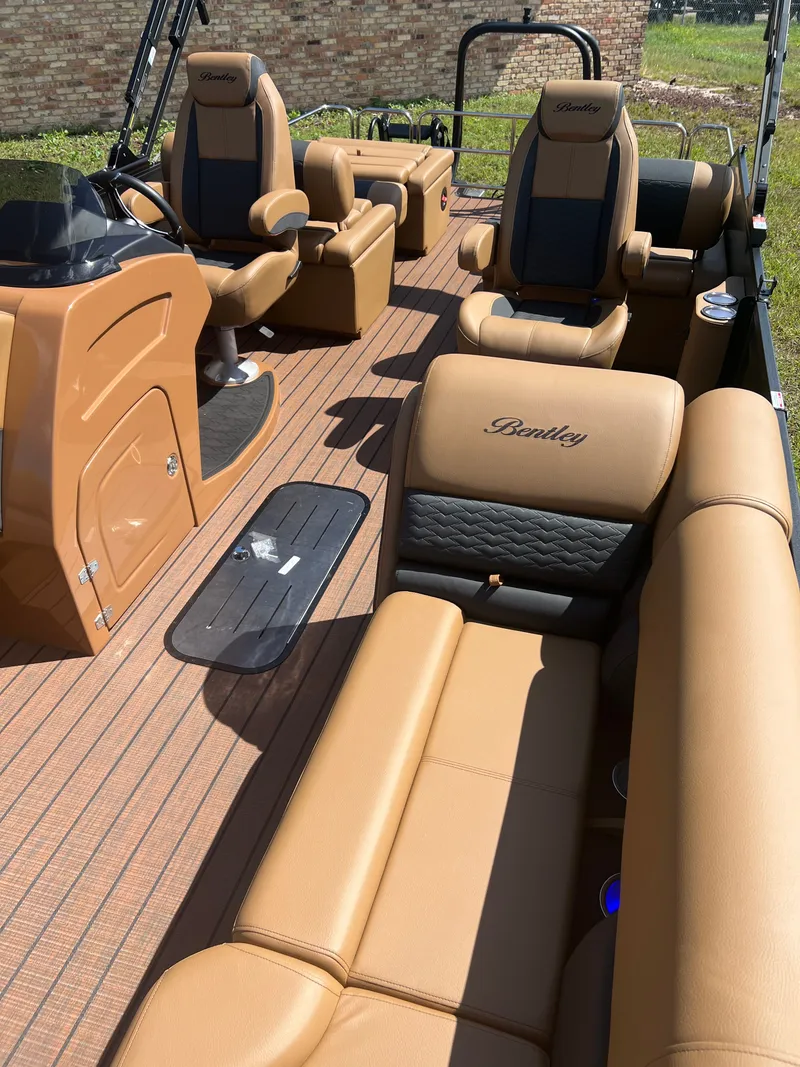Slide: The Image of Bentley Pontoons Elite 223 Quad Swingback Tritoon 2026 - 38