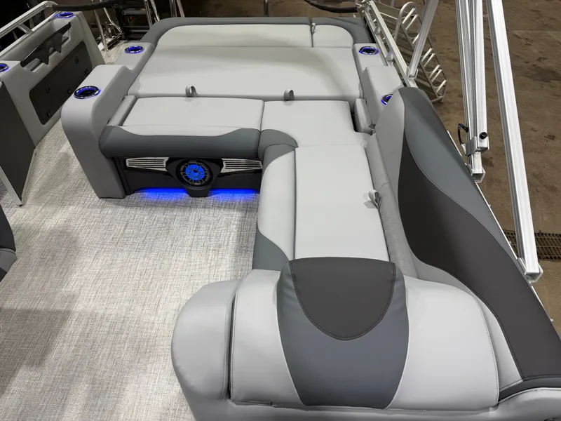 Slide: The Image of Tahoe LTZ 200HP VRB 2385 Swingback Tritoon 2026 - 19