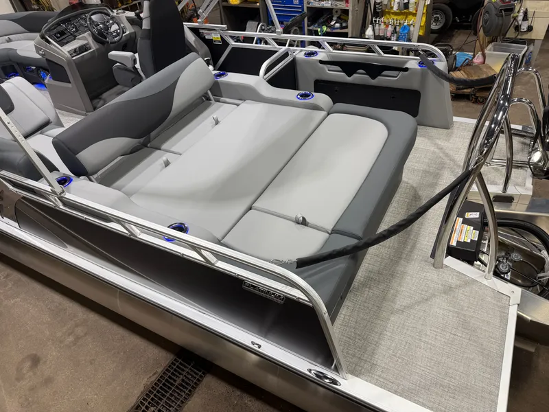 Slide: The Image of Tahoe LTZ 200HP VRB 2385 Swingback Tritoon 2026 - 4