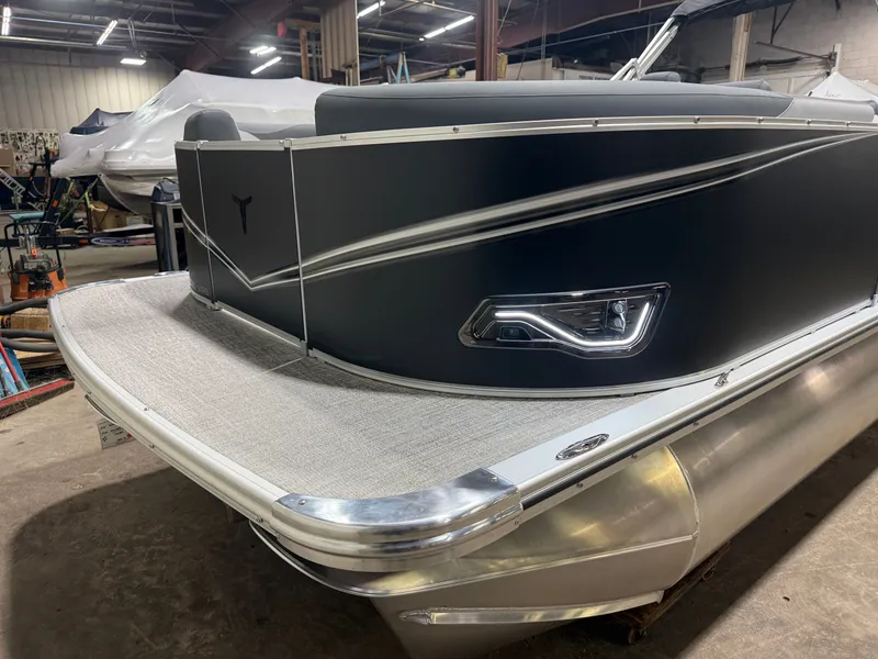 Slide: The Image of Tahoe LTZ 200HP VRB 2385 Swingback Tritoon 2026 - 42