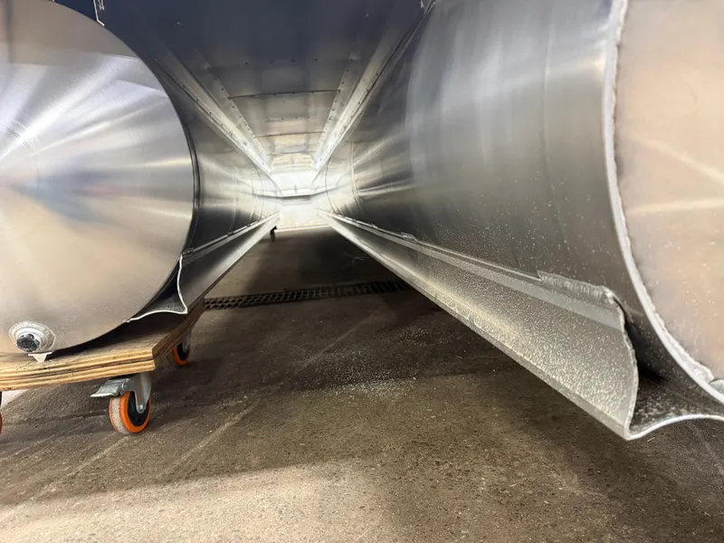 Slide: The Image of Tahoe LTZ 200HP VRB 2385 Swingback Tritoon 2026 - 48