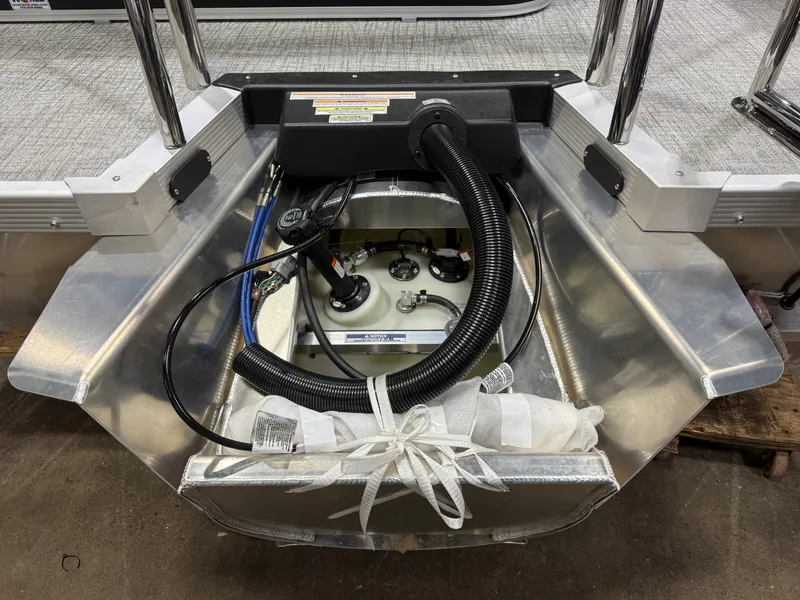 Slide: The Image of Tahoe LTZ 200HP VRB 2385 Swingback Tritoon 2026 - 53