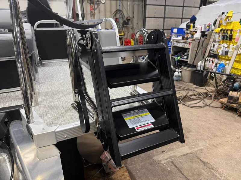 Slide: The Image of Tahoe LTZ 200HP VRB 2385 Swingback Tritoon 2026 - 54