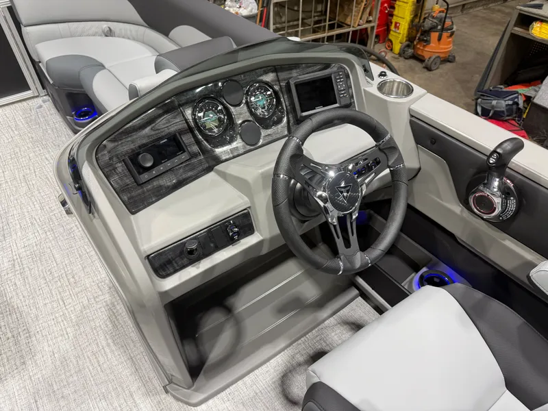 Slide: The Image of Tahoe LTZ 2385 Swingback (VRB) Tritoon & Honda 4-Stroke EFI 2026 - 11