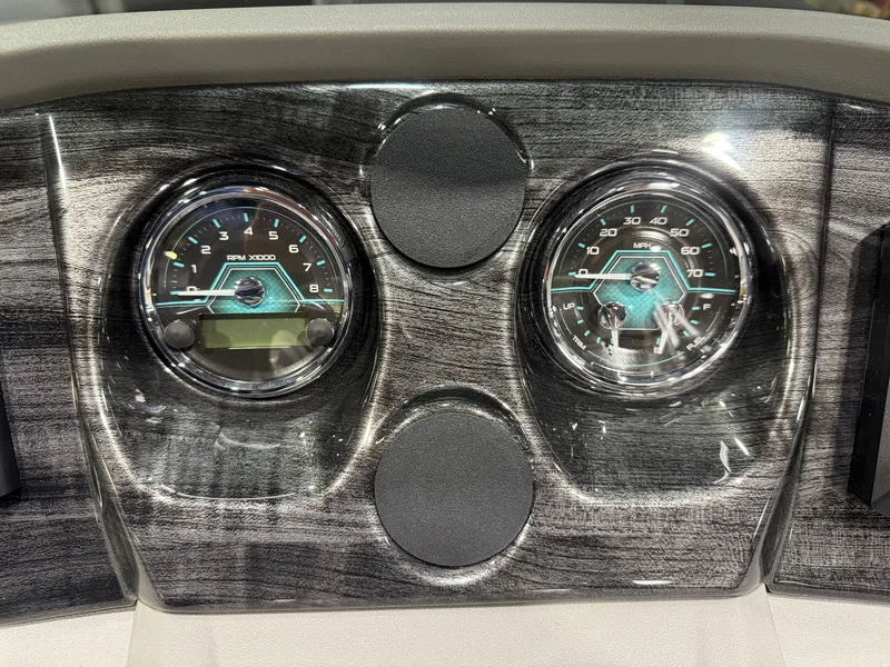 Slide: The Image of Tahoe LTZ 2385 Swingback (VRB) Tritoon & Honda 4-Stroke EFI 2026 - 13