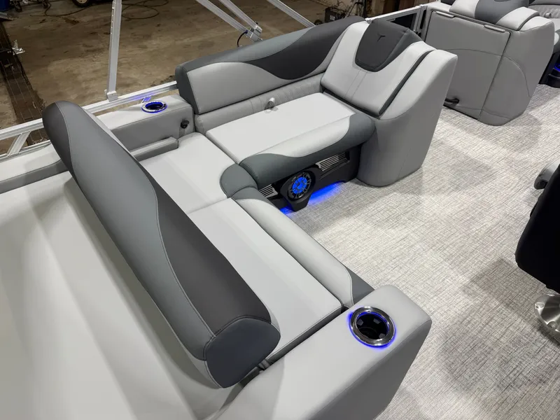 Slide: The Image of Tahoe LTZ 2385 Swingback (VRB) Tritoon & Honda 4-Stroke EFI 2026 - 18