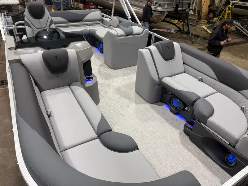 Slide: The Image of Tahoe LTZ 2385 Swingback (VRB) Tritoon & Honda 4-Stroke EFI 2026 - 39