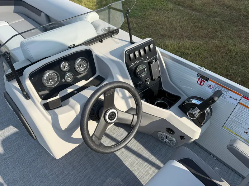 Slide: The Image of Princecraft Vectra 115HP 21 Cruise 2026 - 10