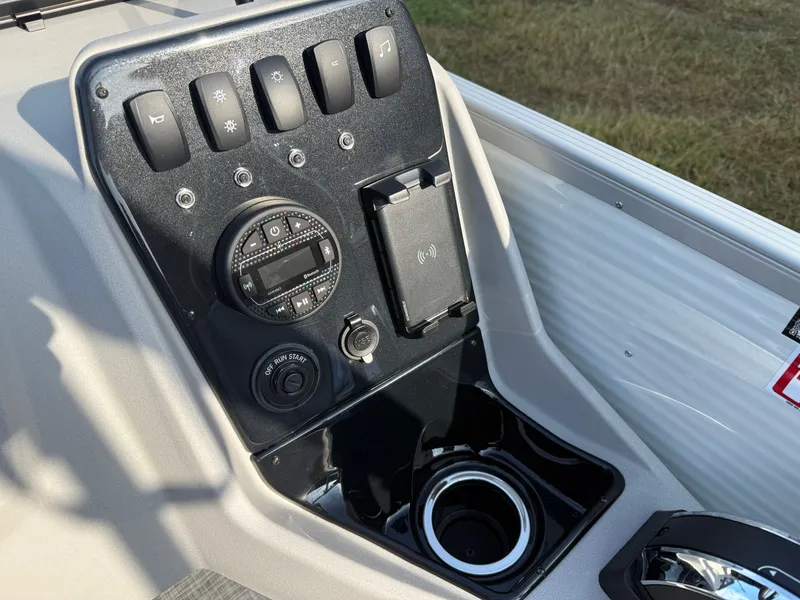 Slide: The Image of Princecraft Vectra 115HP 21 Cruise 2026 - 12