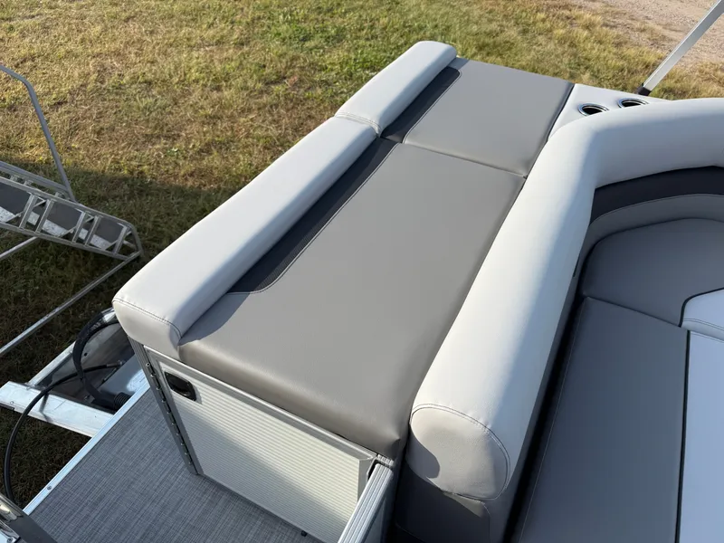 Slide: The Image of Princecraft Vectra 115HP 21 Cruise 2026 - 15