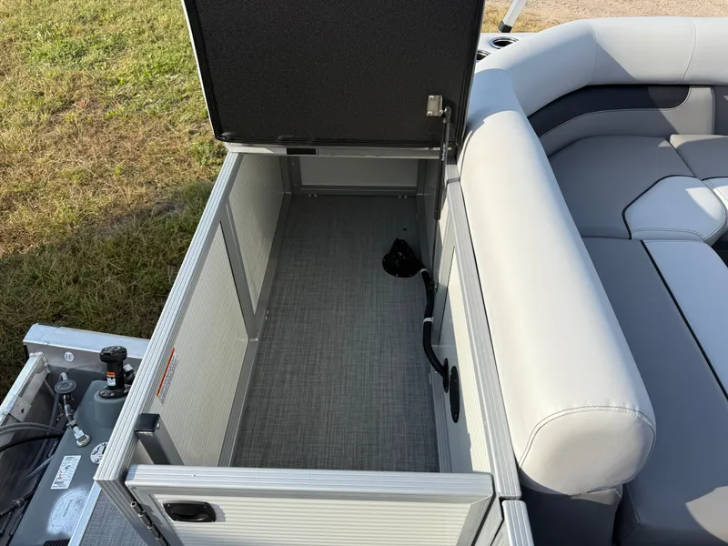 Slide: The Image of Princecraft Vectra 115HP 21 Cruise 2026 - 16