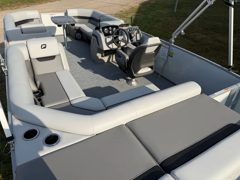 Slide: The Image of Princecraft Vectra 115HP 21 Cruise 2026 - 17