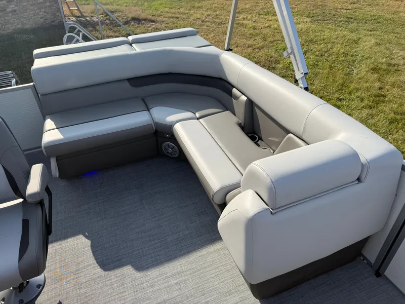 Slide: The Image of Princecraft Vectra 115HP 21 Cruise 2026 - 22