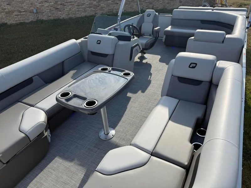 Slide: The Image of Princecraft Vectra 115HP 21 Cruise 2026 - 26