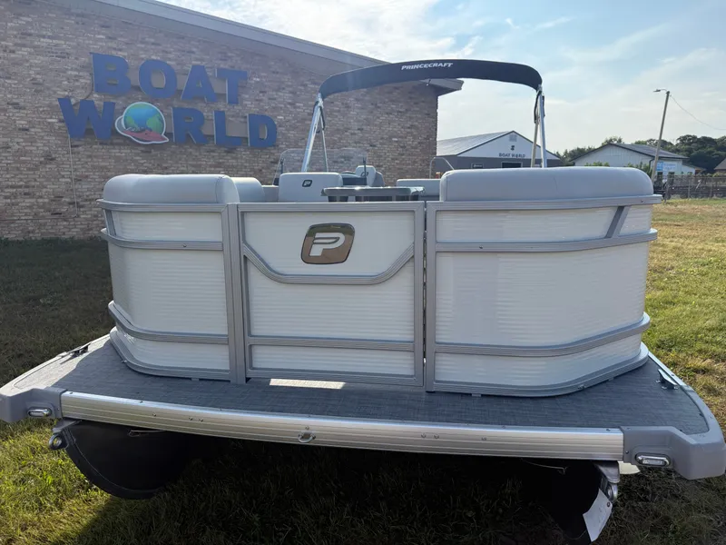 Slide: The Image of Princecraft Vectra 115HP 21 Cruise 2026 - 31