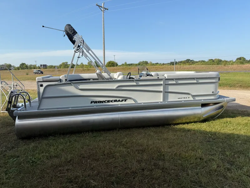 Slide: The Image of Princecraft Vectra 115HP 21 Cruise 2026 - 38