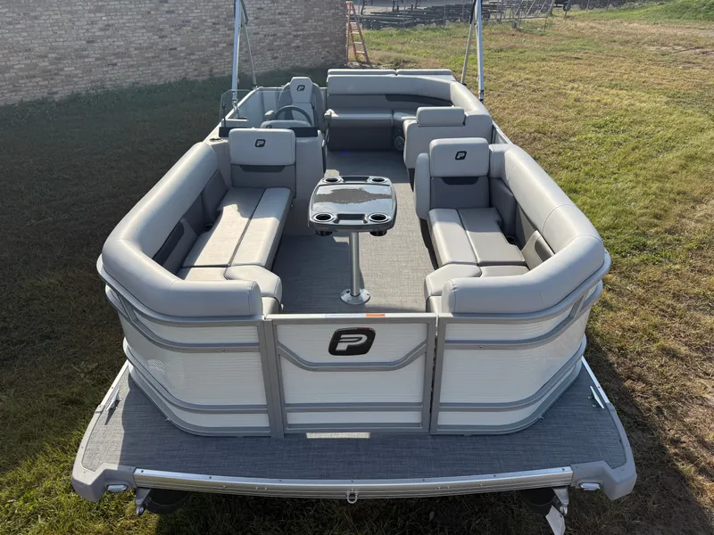 Slide: The Image of Princecraft Vectra 115HP 21 Cruise 2026 - 4