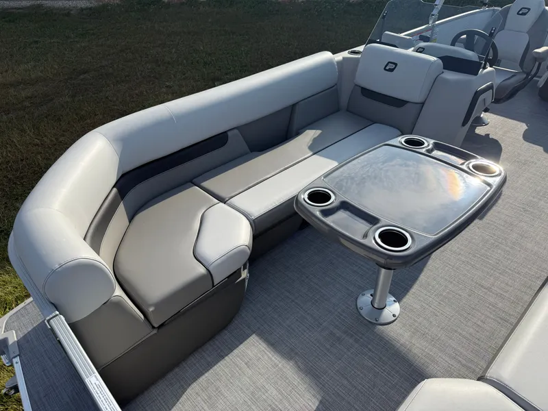 Slide: The Image of Princecraft Vectra 115HP 21 Cruise 2026 - 6