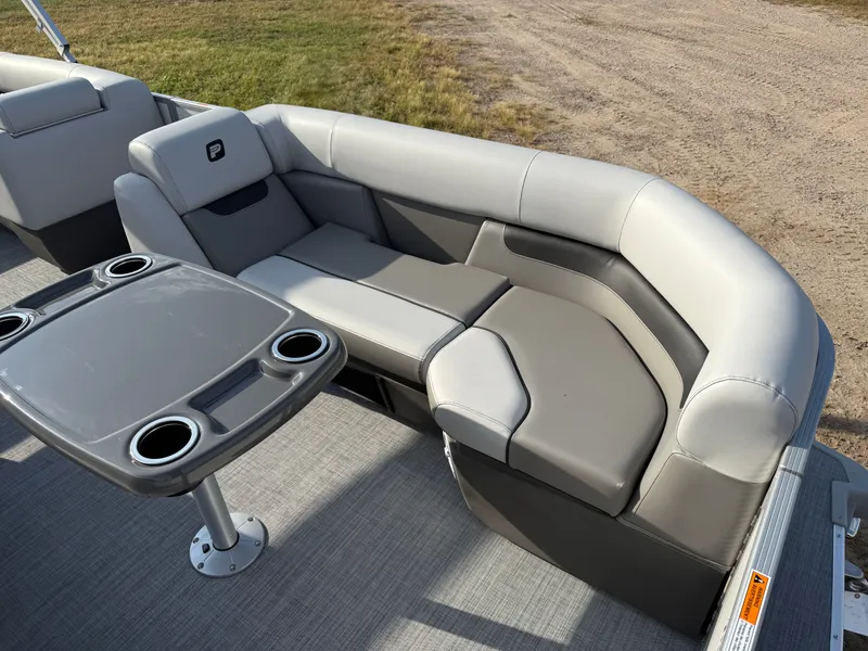 Slide: The Image of Princecraft Vectra 115HP 21 Cruise 2026 - 7